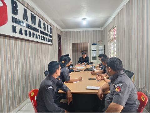 Kabanjahe – Badan Pengawas Pemilihan Umum (Bawaslu) Kabupaten Karo menerima kunjungan kerja dari Komisi Pemilihan Umum (KPU) Kabupaten Karo dalam rangka konsolidasi demokrasi terkait persiapan penataan daerah pemilihan (dapil), Selasa (14/04/2026)