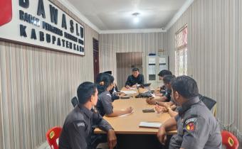 Kabanjahe – Badan Pengawas Pemilihan Umum (Bawaslu) Kabupaten Karo menerima kunjungan kerja dari Komisi Pemilihan Umum (KPU) Kabupaten Karo dalam rangka konsolidasi demokrasi terkait persiapan penataan daerah pemilihan (dapil), Selasa (14/04/2026)