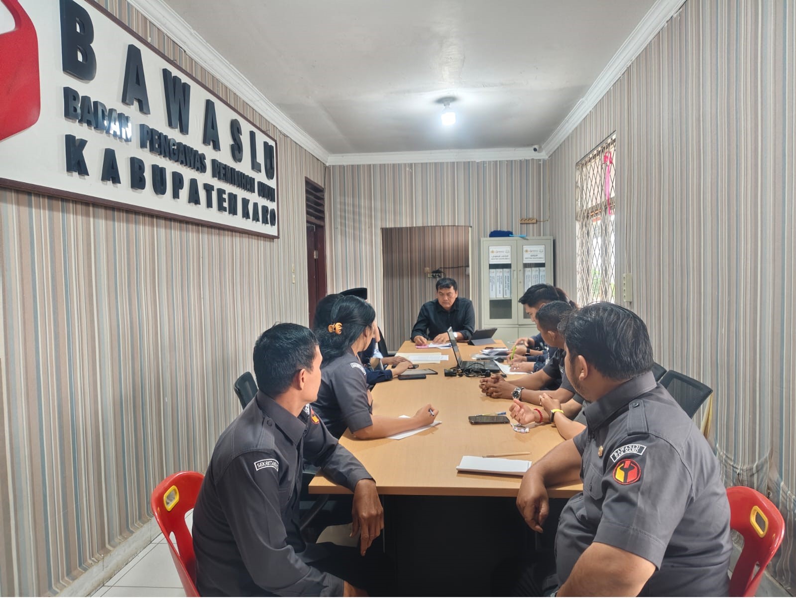 Kabanjahe – Badan Pengawas Pemilihan Umum (Bawaslu) Kabupaten Karo menerima kunjungan kerja dari Komisi Pemilihan Umum (KPU) Kabupaten Karo dalam rangka konsolidasi demokrasi terkait persiapan penataan daerah pemilihan (dapil), Selasa (14/04/2026)