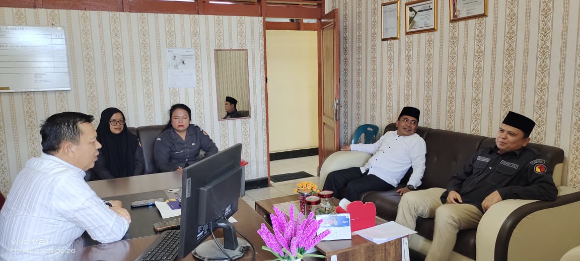 KABANJAHE – Komitmen memperkuat demokrasi terus digaungkan oleh Badan Pengawas Pemilihan Umum (Bawaslu) Kabupaten Karo melalui kolaborasi strategis bersama Kementerian Agama (Kemenag) Kabupaten Karo. Keduanya resmi menyepakati program pendidikan kepemiluan yang menyasar pelajar sebagai pemilih pemula. (05/05/2026)