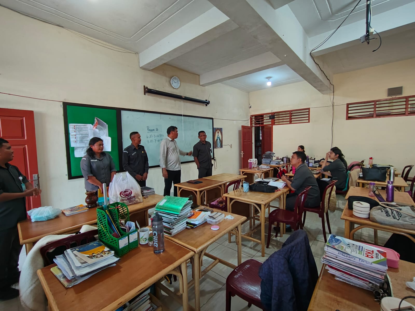 Kabanjahe – Badan Pengawas Pemilihan Umum (Bawaslu) Kabupaten Karo menerima kunjungan kerja dari Komisi Pemilihan Umum (KPU) Kabupaten Karo dalam rangka konsolidasi demokrasi dan pemilu berkualitas, Selasa (05/05/2026)