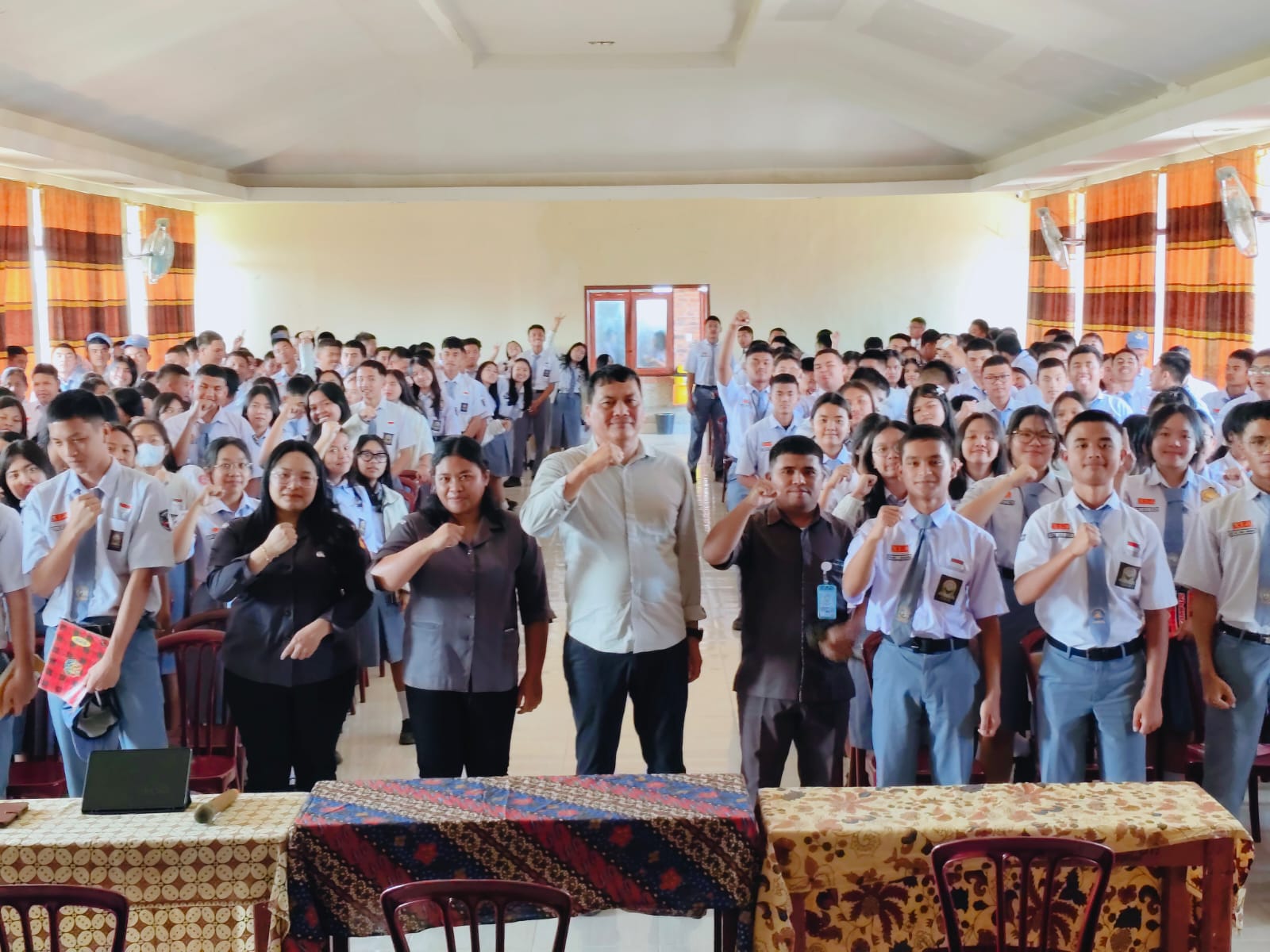 Kabanjahe – Badan Pengawas Pemilihan Umum (Bawaslu) Kabupaten Karo menerima kunjungan kerja dari Komisi Pemilihan Umum (KPU) Kabupaten Karo dalam rangka konsolidasi demokrasi di SMA Swasta Santa Maria Kabanjahe, Selasa (05/05/2026)