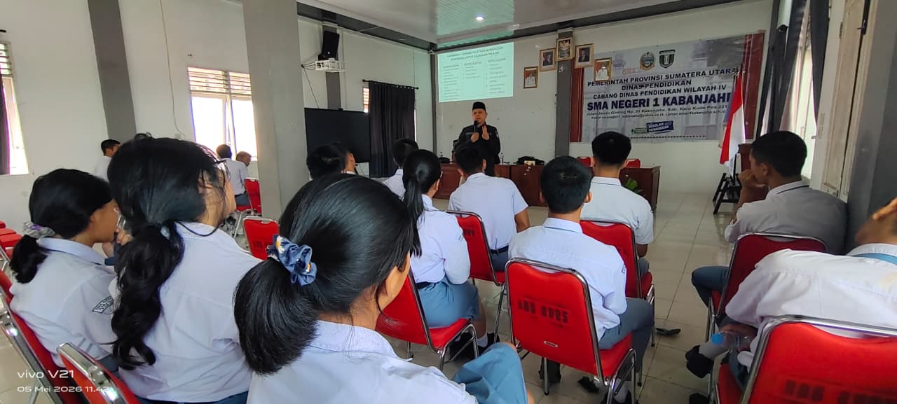 KABANJAHE – Upaya meningkatkan kesadaran demokrasi di kalangan generasi muda terus dilakukan oleh Badan Pengawas Pemilihan Umum (Bawaslu) Kabupaten Karo. Kali ini, kegiatan Konsolidasi Demokrasi Kepemiluan digelar di SMA Negeri 1 Kabanjahe pada Selasa (05/05/2026).
