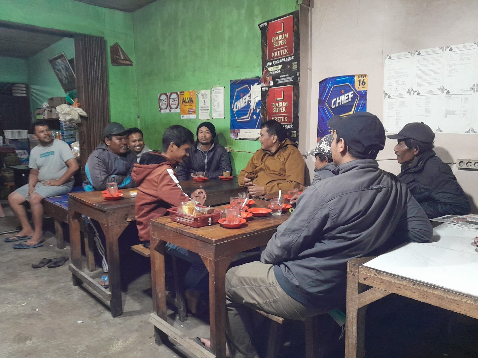Badan Pengawas pemilihan Umum (Bawaslu ) Melaksanakan Kegiatan konsolidasi Demokrasi dengan Kaum Bapak di Desa Lingga ( 15 Mei 2026)