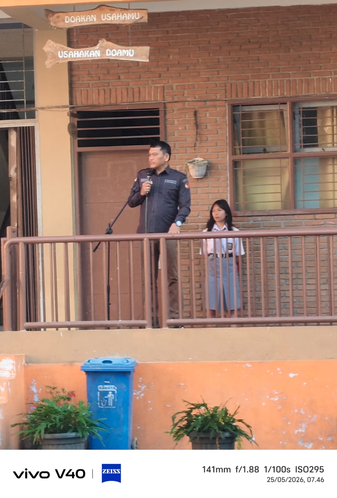 Kabanjahe – Badan Pengawas Pemilihan Umum (Bawaslu) Kabupaten Karo Jadi Pembina Upacara di SMA Katolik 1 Kabanjahe dalam rangka memberikan pendidikan kepemiluan bagi pemilih pemula, Senin (25/05/2026).