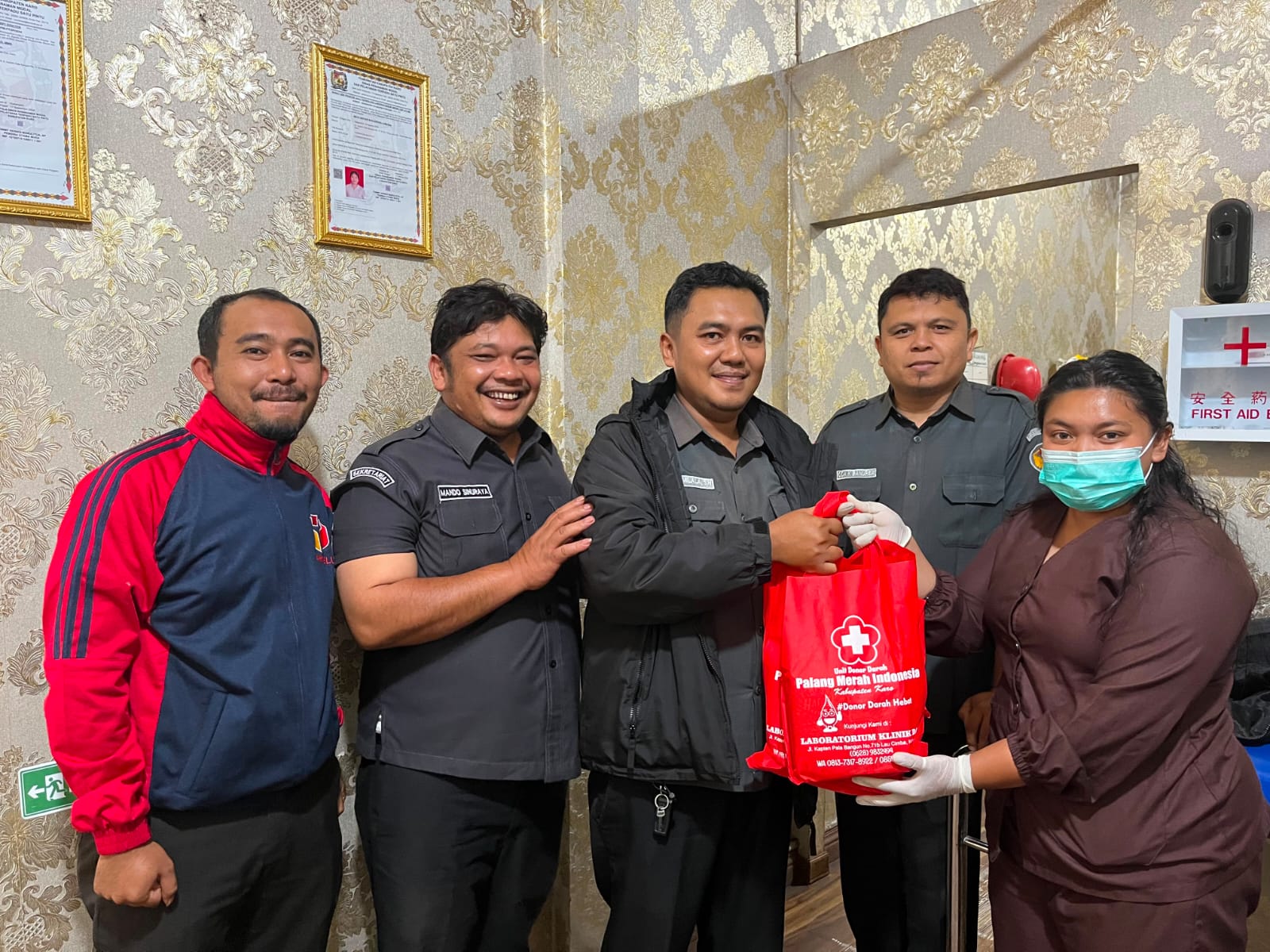 Kabanjahe – Badan Pengawas Pemilihan Umum (Bawaslu) Kabupaten Karo Anggota Bawaslu Kabupaten Karo Oda Kinata Banurea Beserta Staf Melakukan Donor Darah di Laborotorium Klinik Dani Kabanjahe , Senin (13/07/2026)