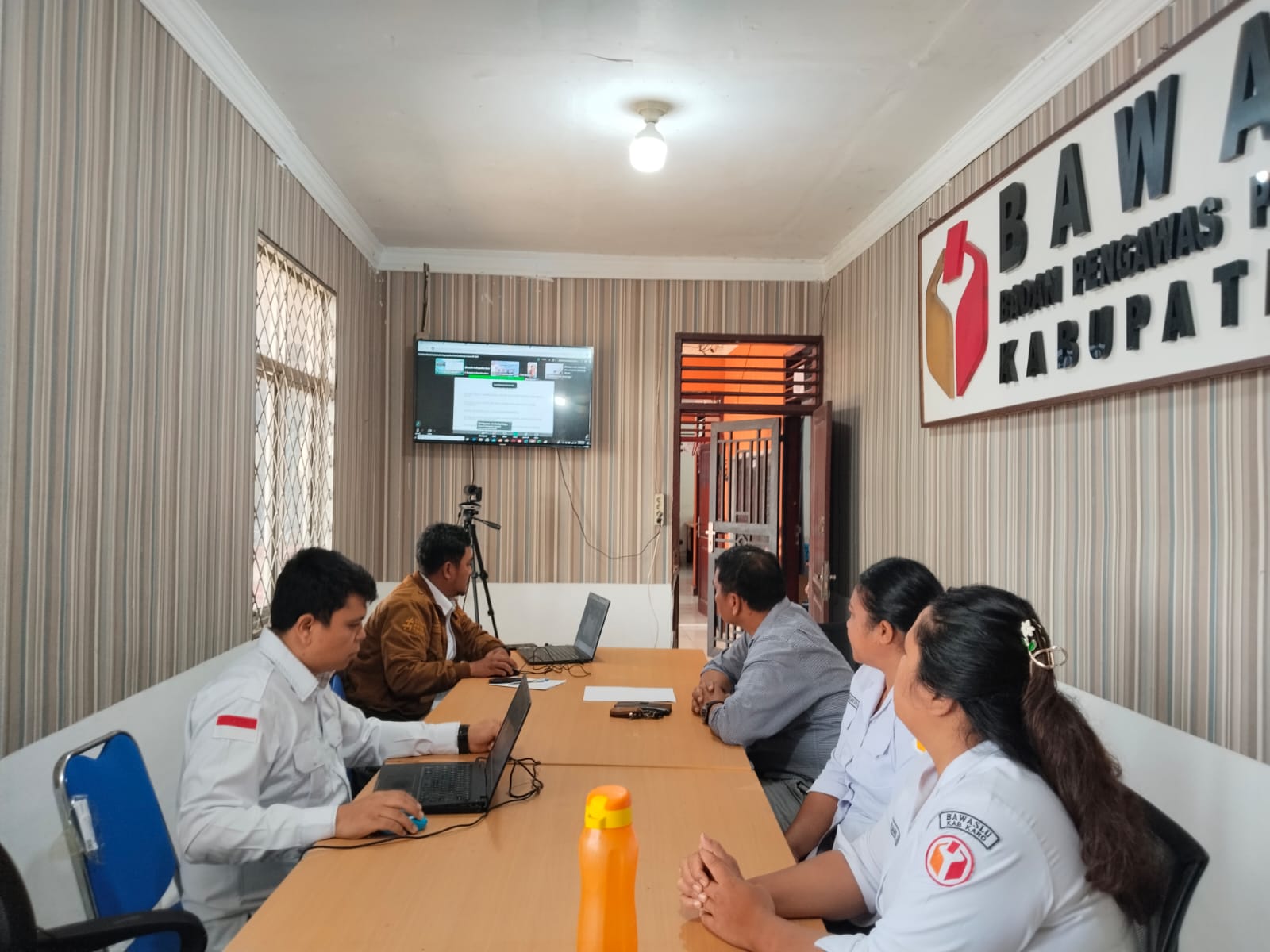 Badan Pengawas Pemilihan Umum (Bawaslu)  Mengikuti Zoom Meeting Sosialisasi Model Evaluasi  dan Pengumpulan Data Pendukung Evaluasi IKP 2024, Rabu ( 05/08/2026)