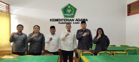Sebagai Kegiatan Penutup Bawaslu Kabupaten Karo melakukan foto bersama di Kantor Kementerian Agama Kabupaten Karo