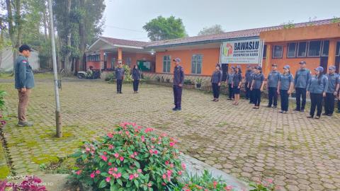 Badan Pengawas Pemilihan Umum Kabupaten Karo Melaksanakan Kegiatan Apel Pagi di Halaman Kantor  Sekretariat Bawaslu,Senin (03/08/2026)