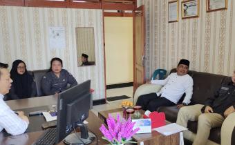KABANJAHE – Komitmen memperkuat demokrasi terus digaungkan oleh Badan Pengawas Pemilihan Umum (Bawaslu) Kabupaten Karo melalui kolaborasi strategis bersama Kementerian Agama (Kemenag) Kabupaten Karo. Keduanya resmi menyepakati program pendidikan kepemiluan yang menyasar pelajar sebagai pemilih pemula. (05/05/2026)