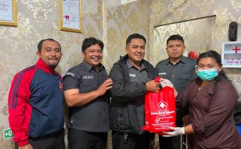 Kabanjahe – Badan Pengawas Pemilihan Umum (Bawaslu) Kabupaten Karo Anggota Bawaslu Kabupaten Karo Oda Kinata Banurea Beserta Staf Melakukan Donor Darah di Laborotorium Klinik Dani Kabanjahe , Senin (13/07/2026)