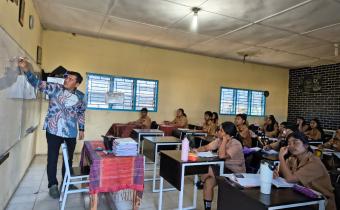 Badan Pengawas Pemilihan Umum (Bawaslu) Melaksanakan Edu Talk di SMA GBKP Kabanjahe Mendorong Peran Aktif Pemilih Pemula dalam Demokrasi, Kamis (30/07/2026)