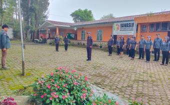 Badan Pengawas Pemilihan Umum Kabupaten Karo Melaksanakan Kegiatan Apel Pagi di Halaman Kantor  Sekretariat Bawaslu,Senin (03/08/2026)