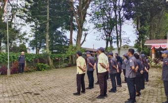 Badan Pengawas Pemilihan Umum (Bawaslu) Melaksanakan Apel Pagi di Halaman Kantor Sekretariat Bawaslu Kabupaten Karo, Senin (10/08/2026)